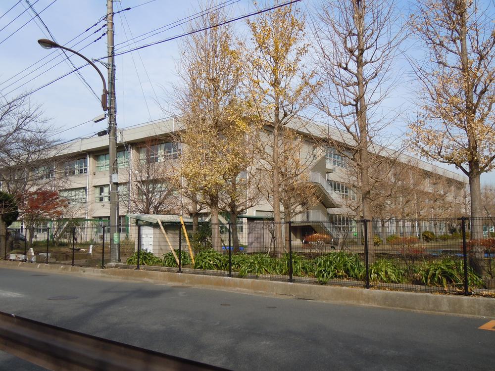 Primary school. 1400m to Yokosuka Municipal Shinmei Elementary School