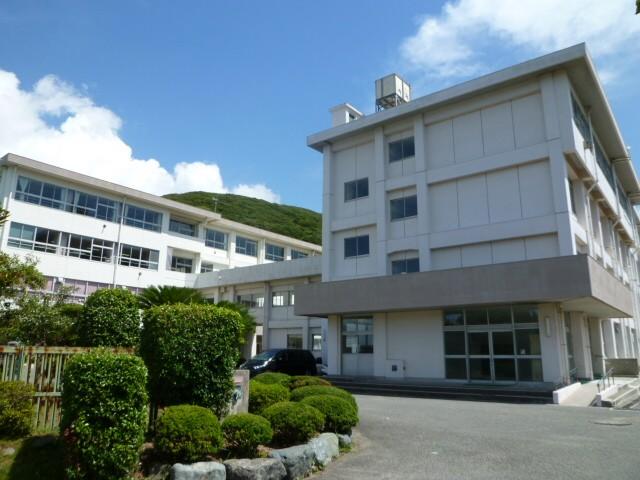 Junior high school. Because it is a junior high school in the 1550m hill until junior high school Yokosuka Tateno ratio, It is okay worry of tsunami be closer to the sea.