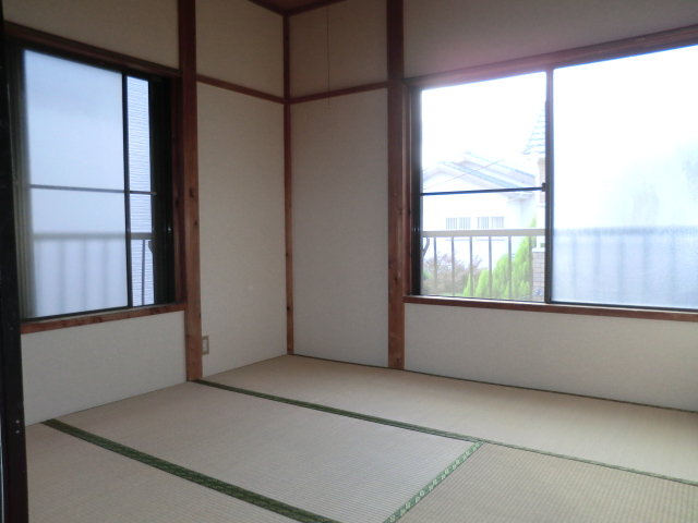 Other room space. Japanese-style room that sunlight enters well feeling is very pleasant!