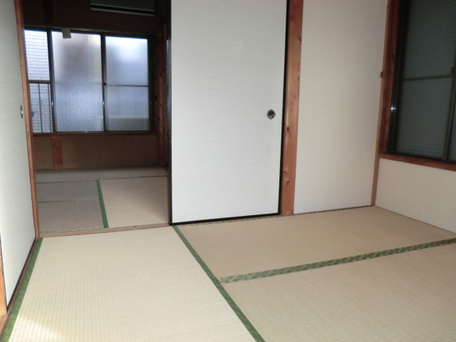 Other room space. Slowly, Intimate Japanese-style room is still good!