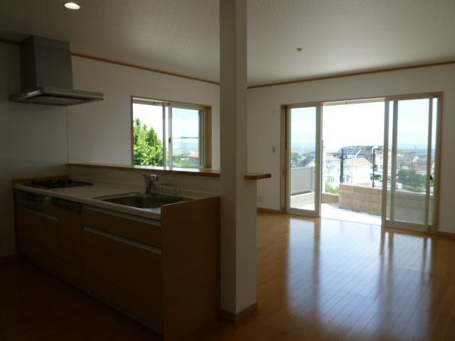 Living. The sea is visible from the living room!