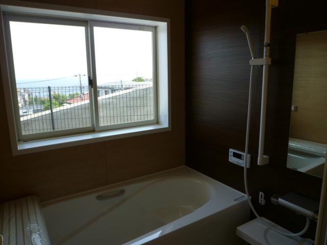 Bathroom. Sea views from the large windows of the bathroom