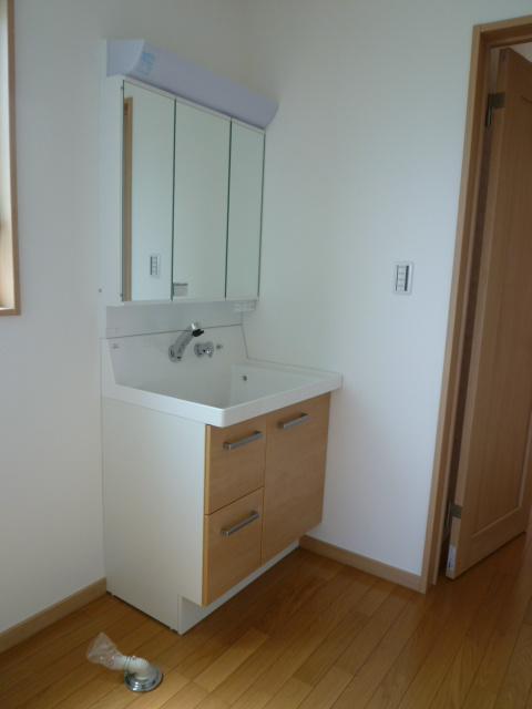 Wash basin, toilet. Three-sided mirror vanity