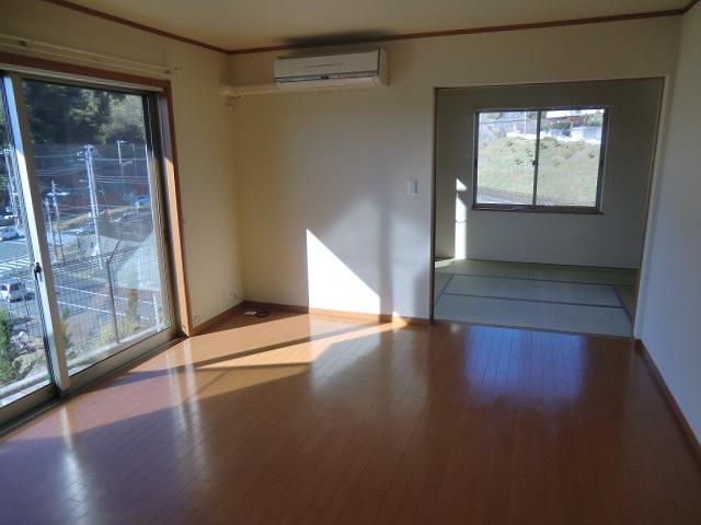 Living. 6 Pledge Japanese-style room in the back from LDK