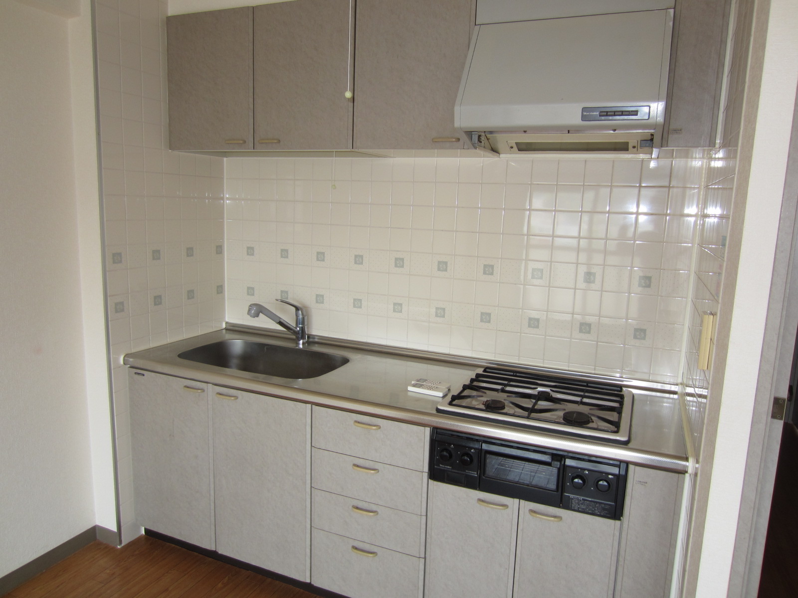 Kitchen. 3-neck with the gas stove & grill!