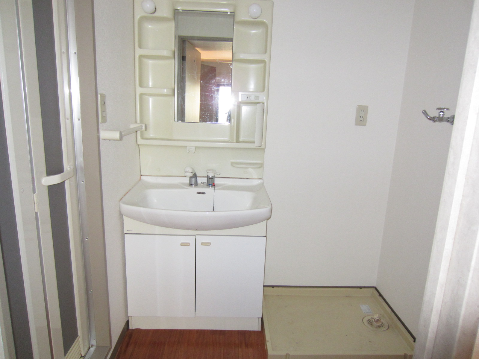 Washroom. Wash basin with shampoo dresser.