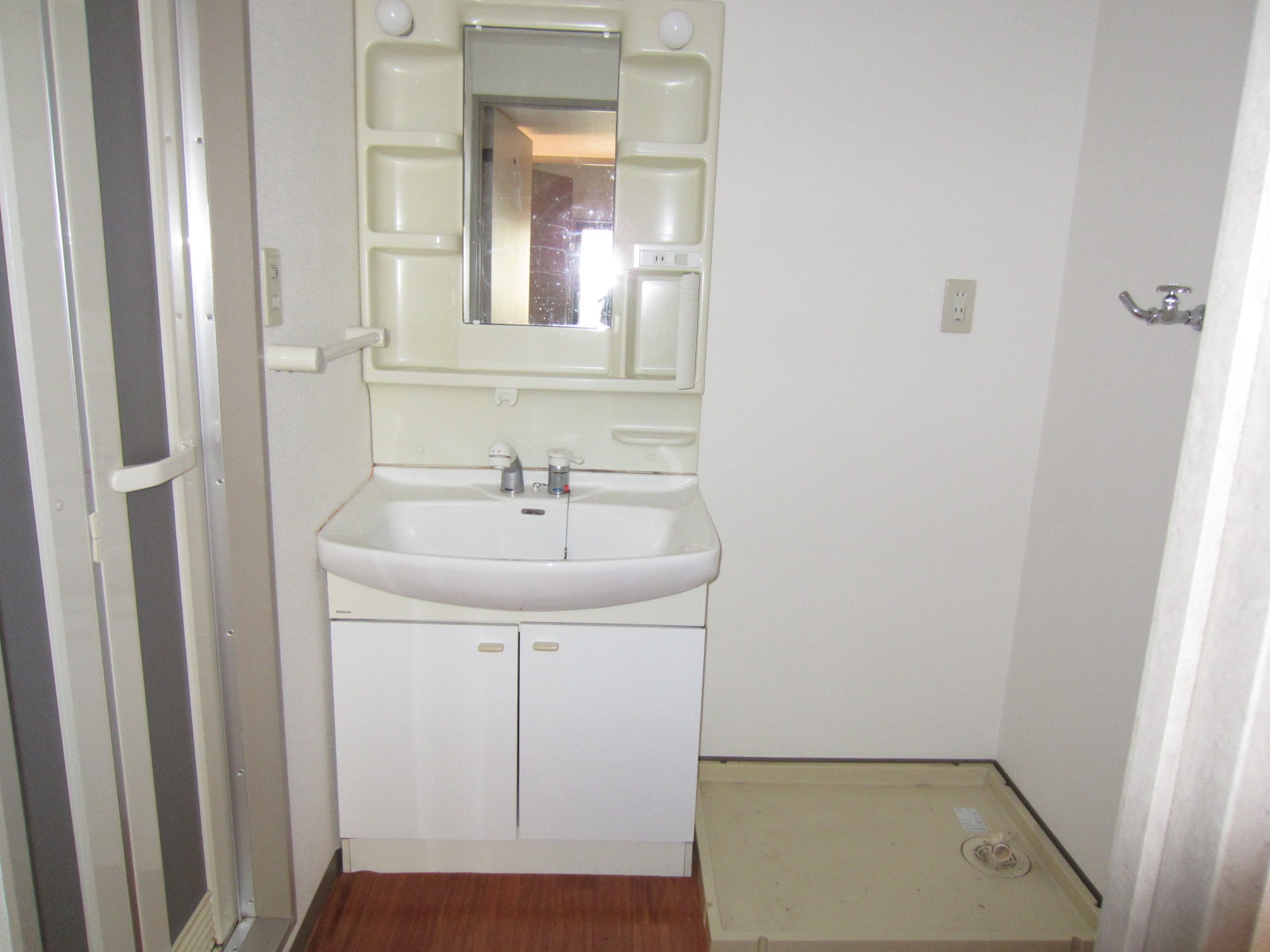 Washroom. Wash basin with shampoo dresser. 