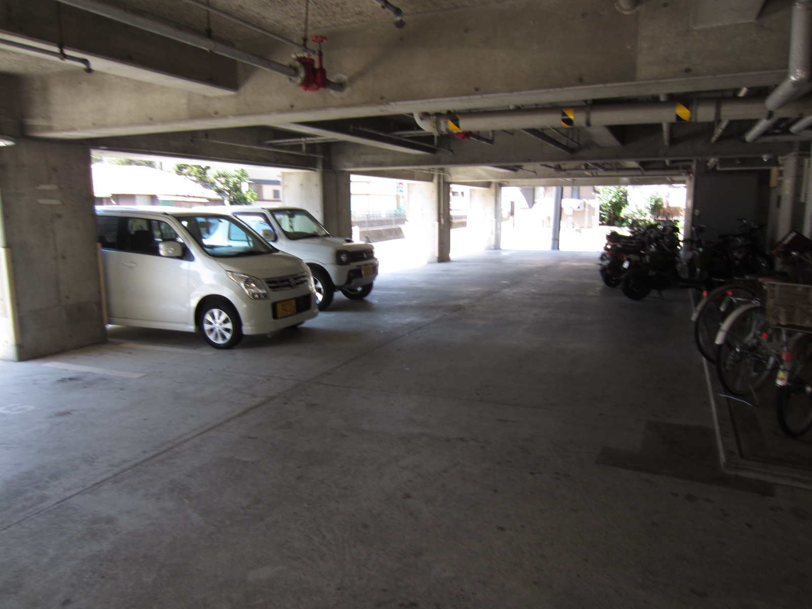Parking lot. On-site parking 15000 yen