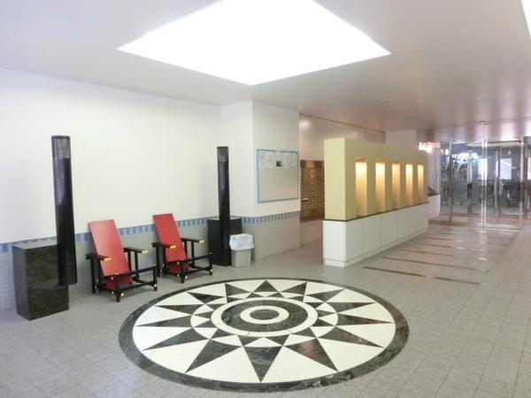 Entrance. Common areas