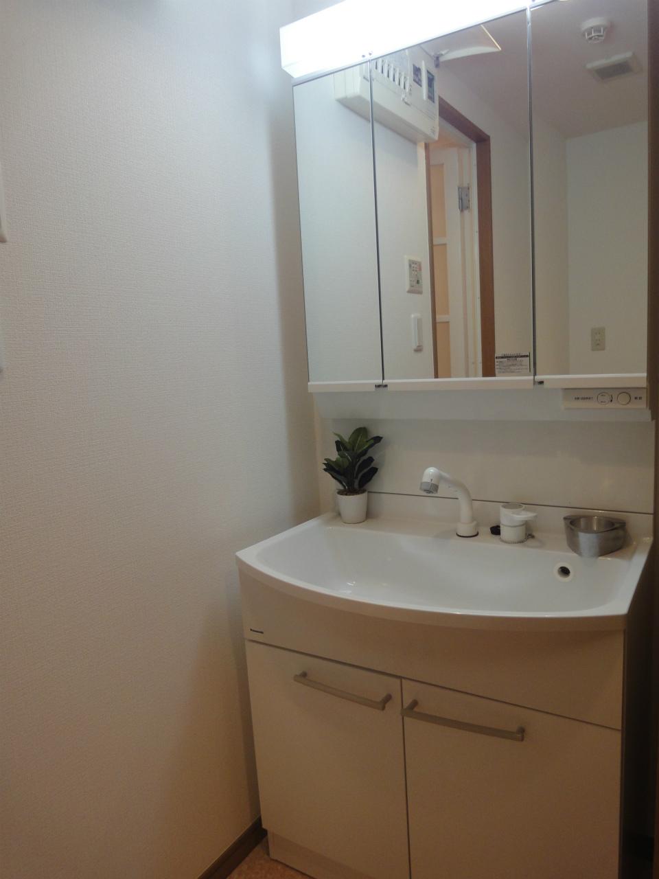 Wash basin, toilet. Indoor (11 May 2013) Shooting