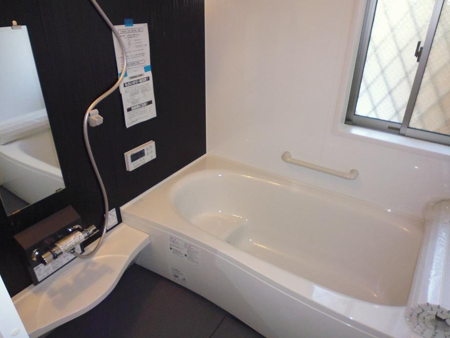 Same specifications photo (bathroom). Panasonic bathroom ・ Tub of Relief hard insulation specifications heat. Saving energy costs and the number of times also to reduce reheating.  ・ Cleaning folding two of Ease door because packing Les