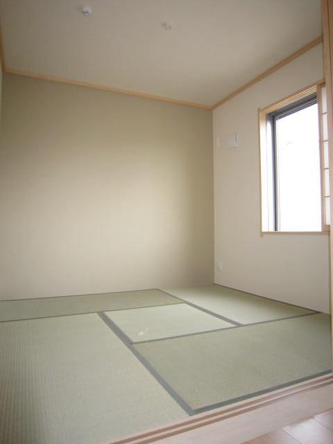 Other introspection. Japanese-style room is also bright