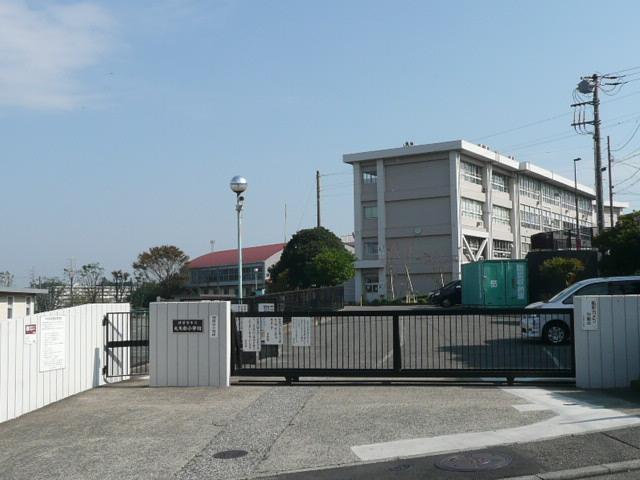 Primary school. Position of 1690m school to Yokosuka Municipal Oyabe elementary school, but walk a little, Because as a relatively main street of sidewalk, I think that the human eye is in many school road.