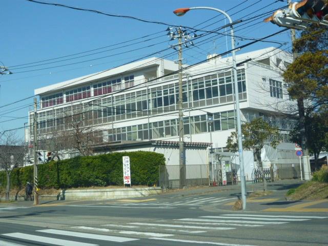 Government office. Here OK if 2260m bureaucratic relationship to Yokosuka city hall citizen part Kurihama administrative center It is next to you there is also a library. 