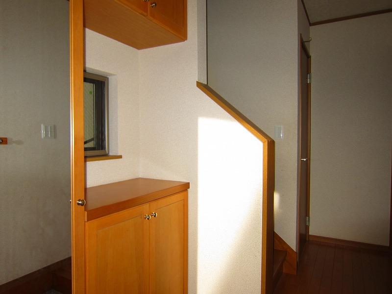 Entrance. Housing wealth, Pat grooming check also with mirror