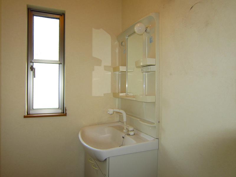 Wash basin, toilet
