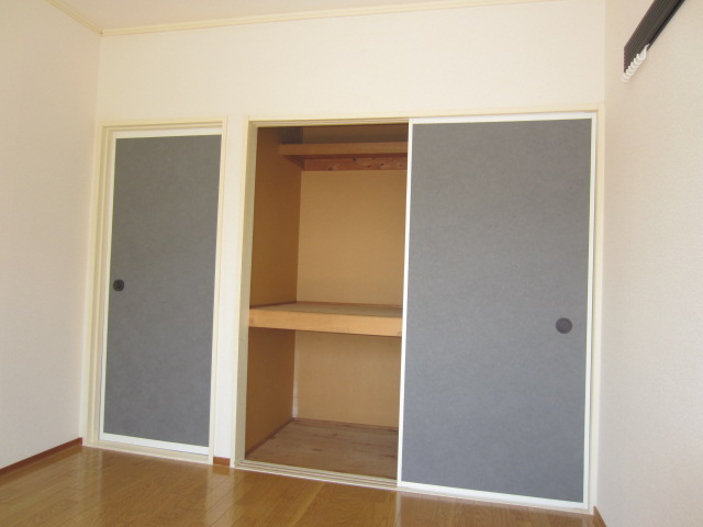 Living and room. Japanese-style room 6 quires. For the corner room, Lighting part is often! 