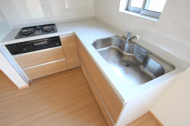 Same specifications photo (kitchen). Example of construction Kitchen is L-shaped.