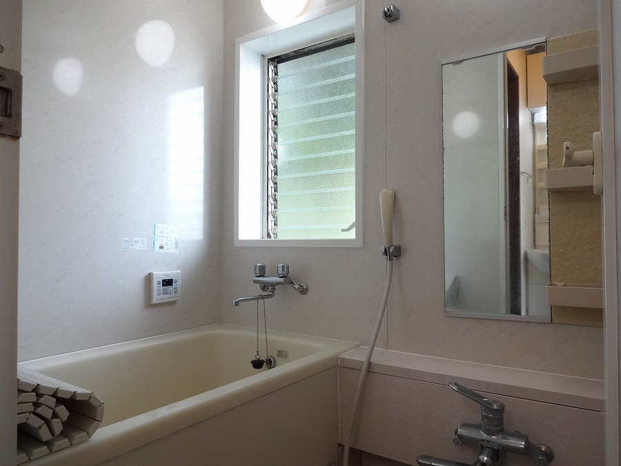 Bath. Daylighting there With reheating function