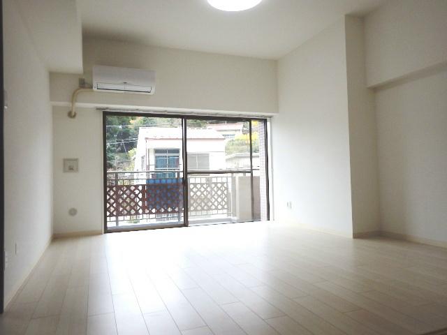 Living. Bright living room with white keynote.