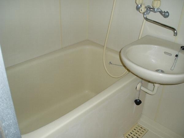 Bath. Washbasin