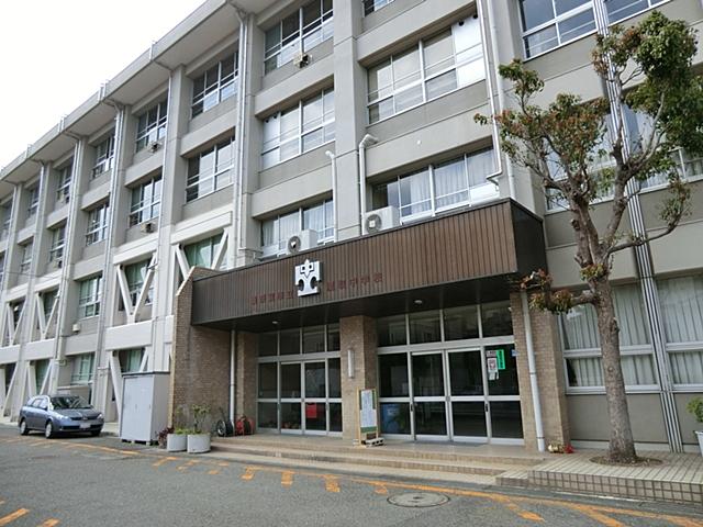 Junior high school. 800m to Yokosuka Municipal Takatori Junior High School