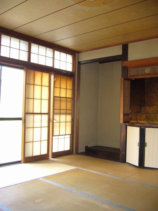 Non-living room. The first floor is an 8-quires of Japanese-style room