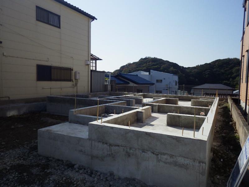 View photos from the dwelling unit. It is a local photo at the stage of foundation.