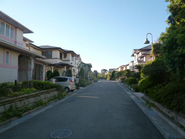 Streets around. Since the utility pole wire is underground, Landscape has refreshing. 