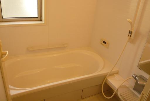Bathroom. Building 2 Bright bathroom!