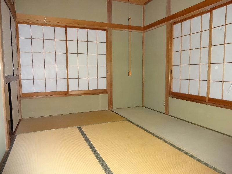 Non-living room. The second floor of a Japanese-style room with a balcony