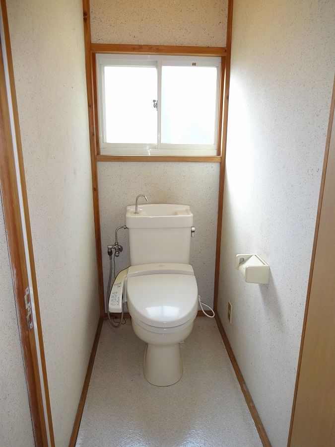 Toilet. Daylighting there