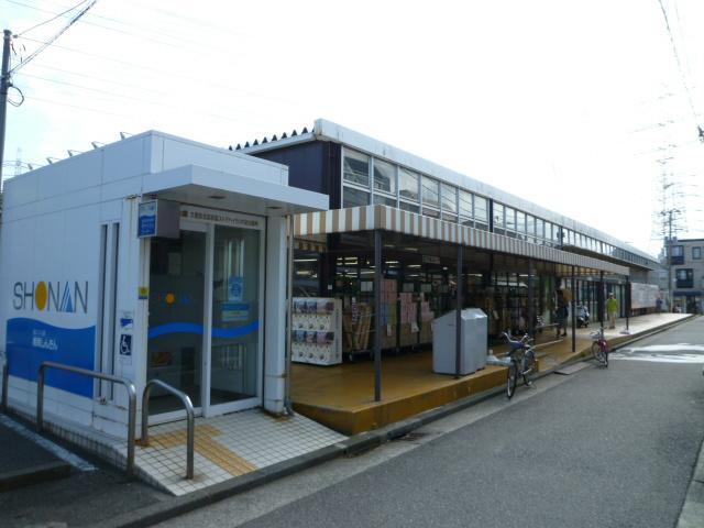 Supermarket. We treat the fresh food in the 600m main to Keikyu store, It is a local supermarket. 