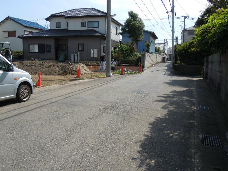 Local photos, including front road. Front road width 7.3m public roads