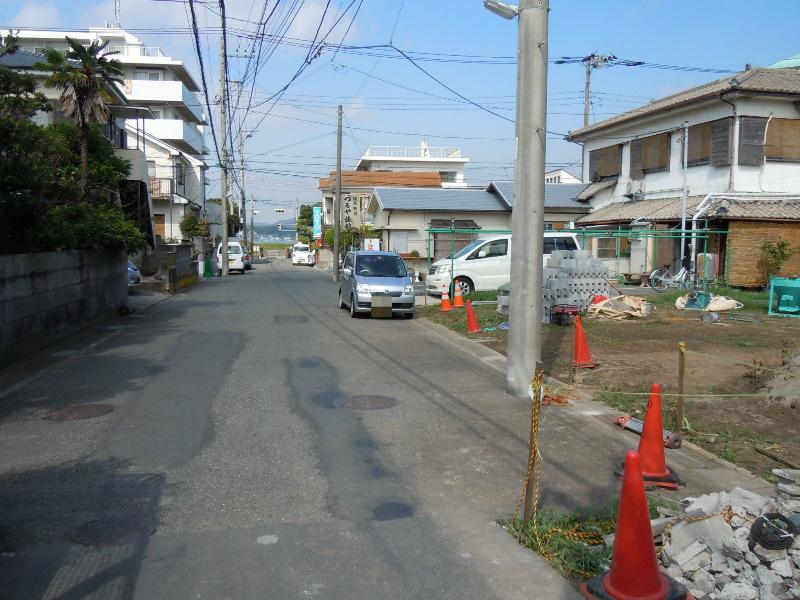 Local photos, including front road. Here is the sea in a 2-minute walk!