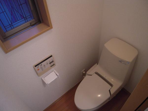Toilet. Second floor toilet It is ending with cleaning. wall ・ It was instead stuck to the ceiling of the cross. 