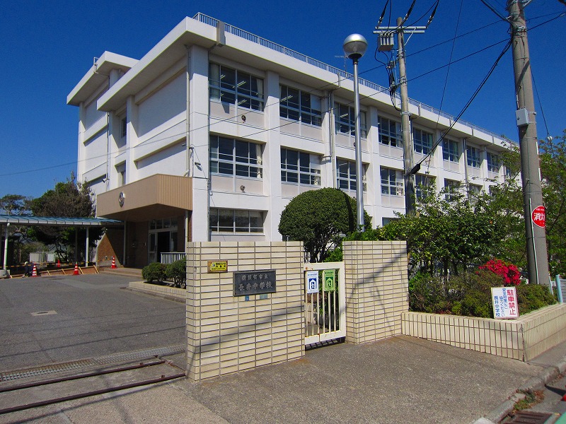Junior high school. 1017m to Yokosuka Municipal Nagai junior high school (junior high school)