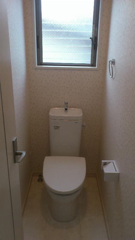 Toilet. There is a large window in the toilet, Ventilation is good.