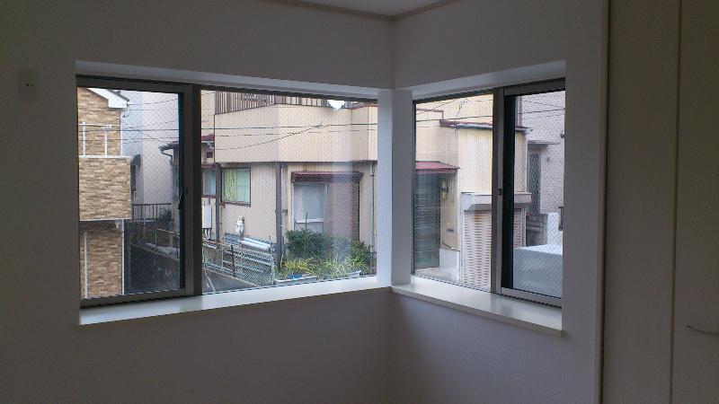Other introspection. It is the second floor of the Western-style of window. There is L-shaped window, There is a feeling of opening.