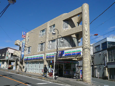 Convenience store. Three F Nobi Station store up to (convenience store) 576m