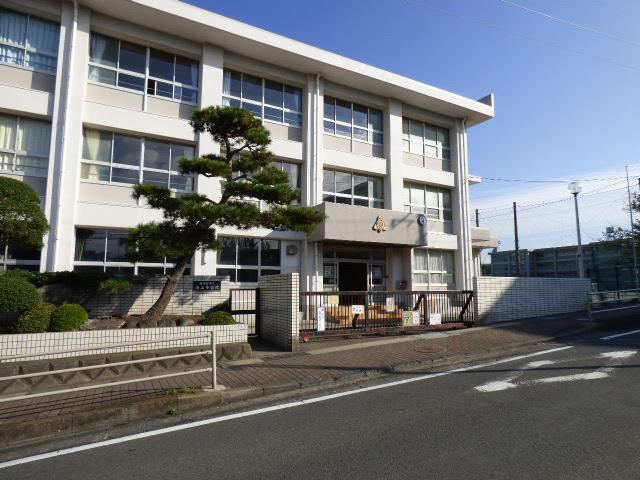 Junior high school. 777m to Yokosuka City Ikegami junior high school
