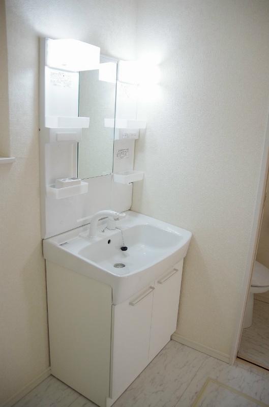 Wash basin, toilet. Washbasin easy-to-use