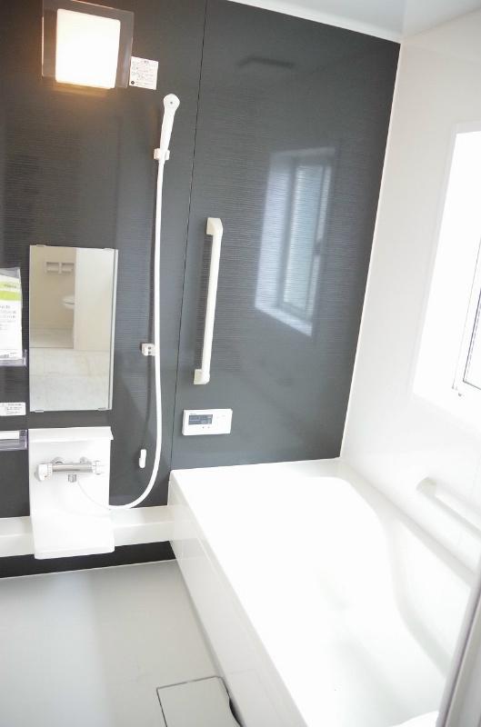 Bathroom. 1 tsubo UB is spacious