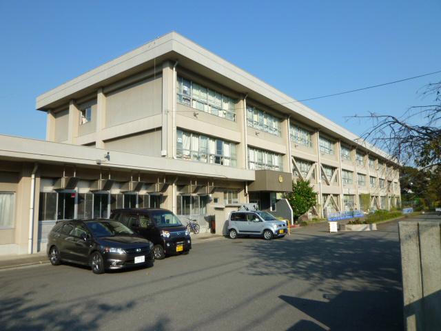 Primary school. 1560m Highland district students to Yokosuka Municipal Shinmei elementary school because I went to here, Because of the way to and from school students often it is safe !!