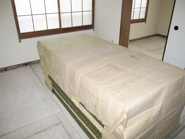 Living and room. To prevent sunburn, We raised tatami
