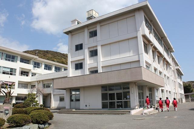 Junior high school. 700m up to junior high school Yokosuka Tateno ratio