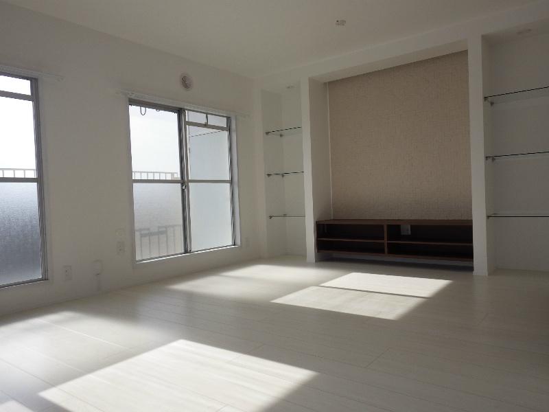 Living. Room spacious about 20.5 Pledge