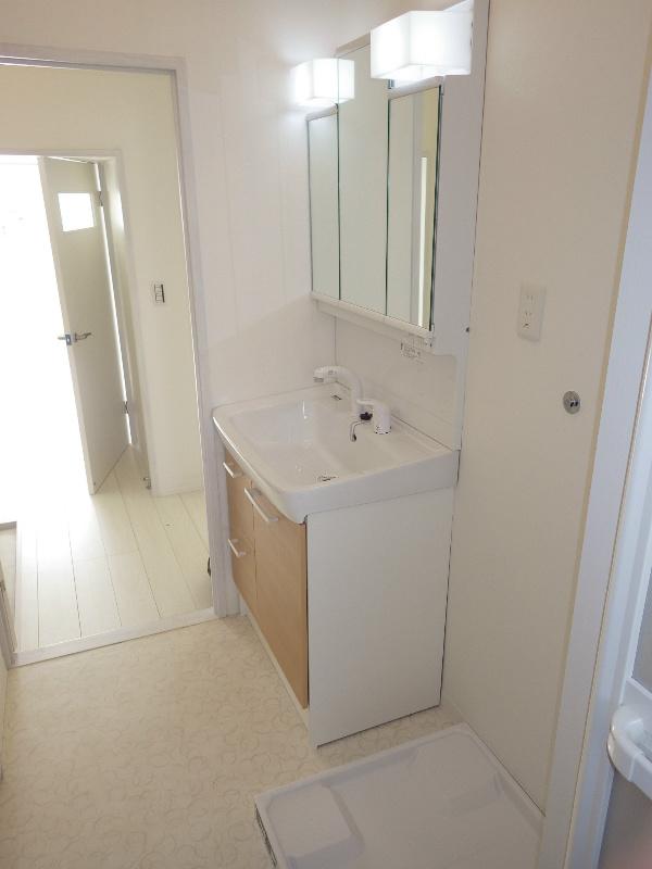 Wash basin, toilet. Also bright usability also good washroom