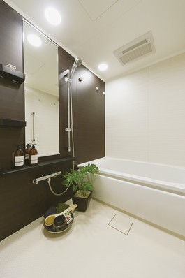 Subjected to the accent color on the wall, Bathroom of relaxation. Thermos bathtub and Karari floor to maintain a comfortable water temperature for a long time, Adopt a full Otobasu. Laundry even on rainy days is also equipped with clean dry bathroom ventilation dryer.