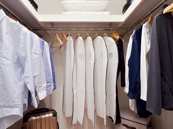 Receipt.  [Walk-in closet] Such as a heavy coat and shirt, Equipped with a convenient "walk-in closet" for storage of clothing in general. In large capacity, Moreover, it is easy to clean up easy high functionality attractive take-out.